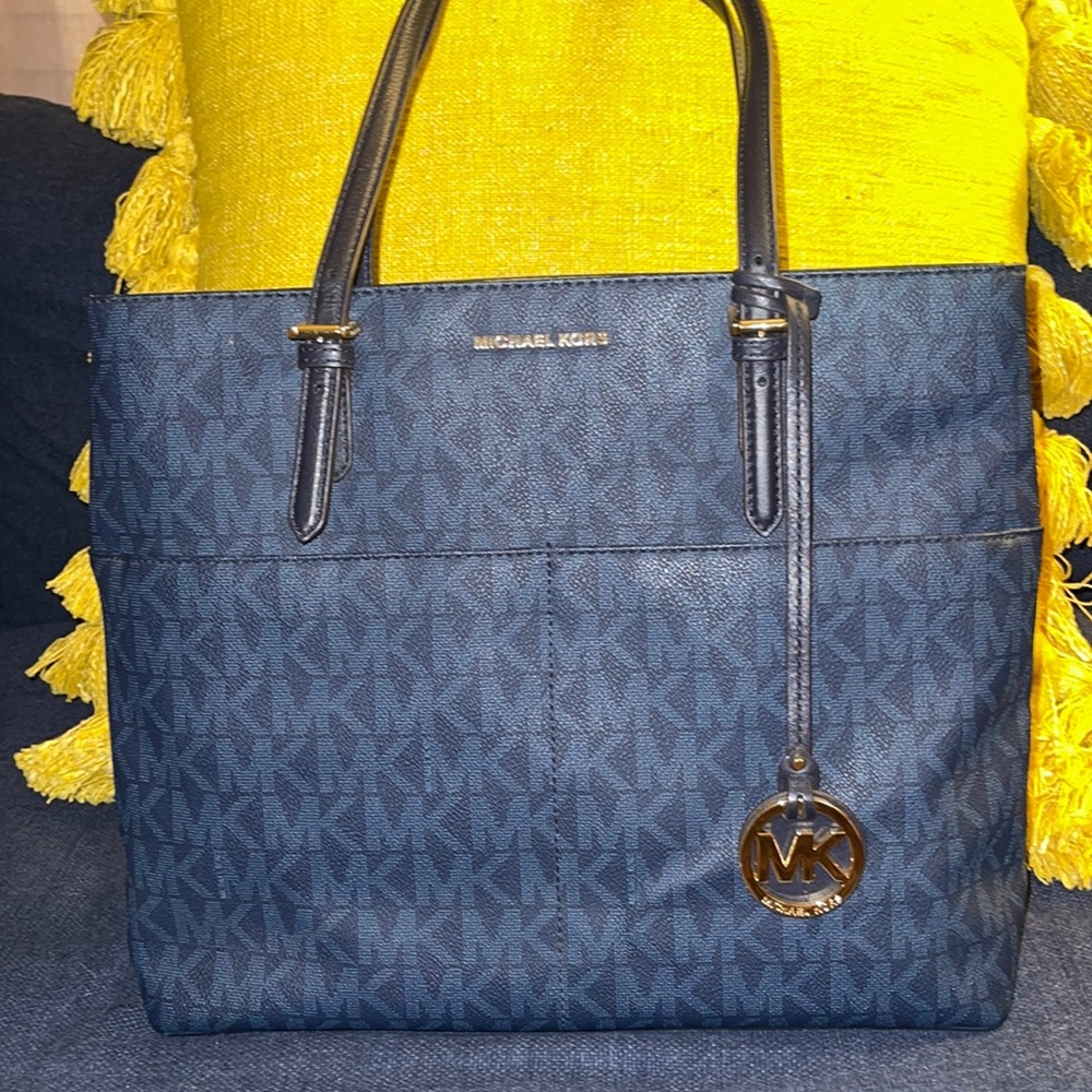 Michael Kors hand bag in Navy. Near perfect condition 💙